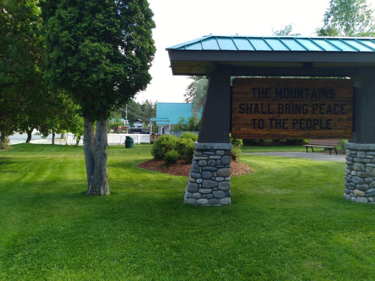 Appletree Inn Radium Hot Springs Exterior foto